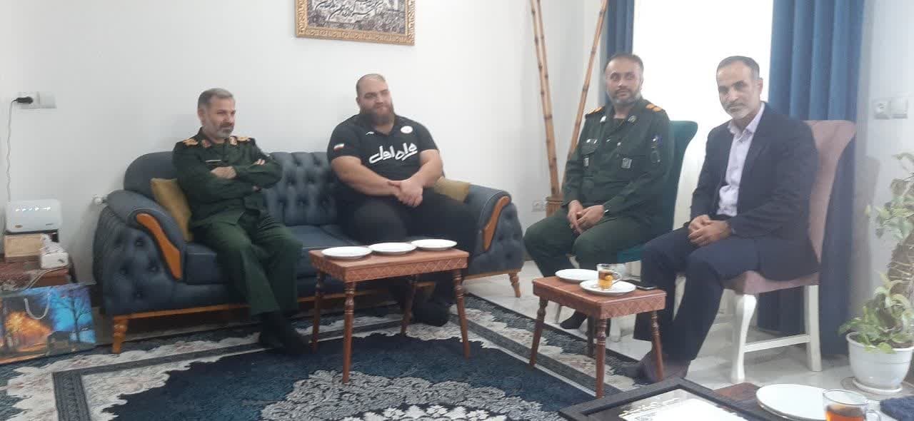 تجلیل فرمانده سپاه کربلا مازندران از قویترین جوان جهان