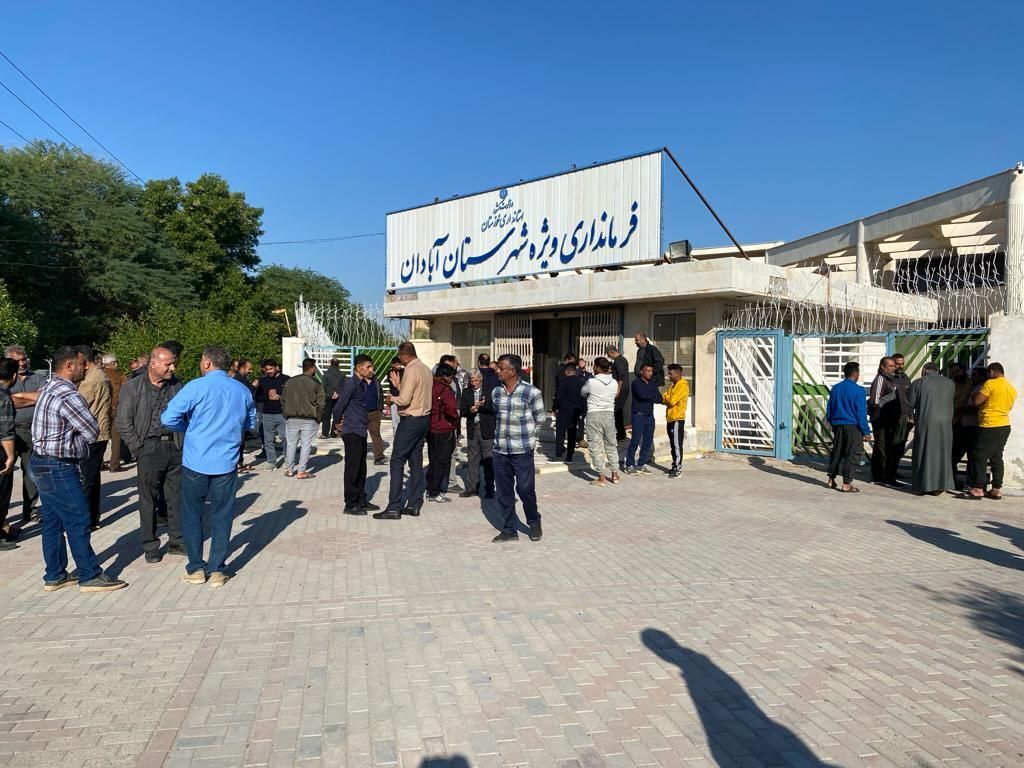 تجمع صیادان آبهای داخلی آبادان روبروی درب فرمانداری آبادان تجمع صیادان آبهای داخلی آبادان روبروی درب فرمانداری آبادان