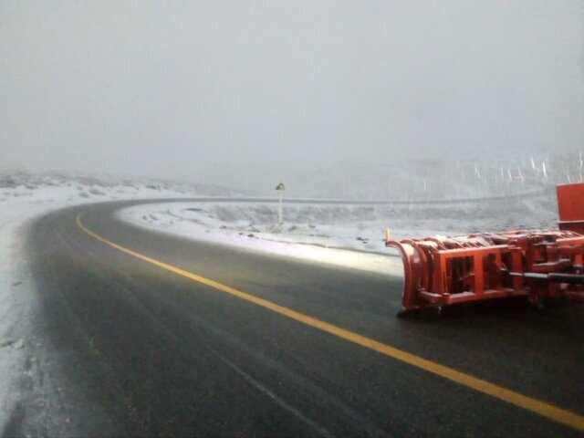 برف روبی ۱۲۰ کیلومتر از محورهای آذربایجان غربی برف روبی ۱۲۰ کیلومتر از محورهای آذربایجان غربی
