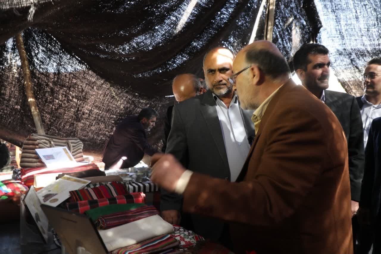 بی تکلف در چادر مشکی;  نماینده رئیس جمهور مهمان عشایر سنگسری بود