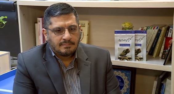 کتاب «کفش آهنی ات را در بیاور» روایت پیچ و خمهای اداری کتاب «کفش آهنی ات را در بیاور» روایت پیچ و خمهای اداری