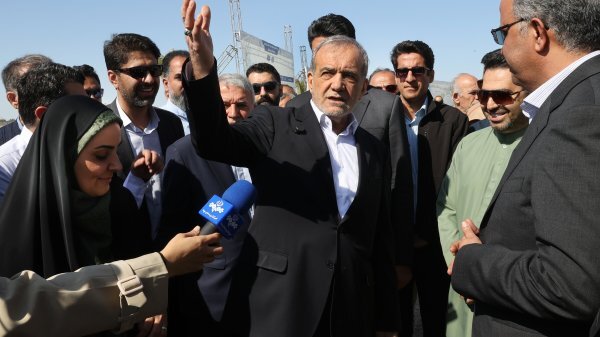 بازدید آقای پزشکیان از شهر جدید در حال احداث تیس بازدید آقای پزشکیان از شهر جدید در حال احداث تیس