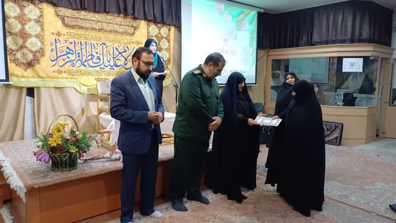 تجلیل از بانوان برگزیده و تاثیرگذار بسیجی در میاندوآب تجلیل از بانوان برگزیده و تاثیرگذار بسیجی در میاندوآب