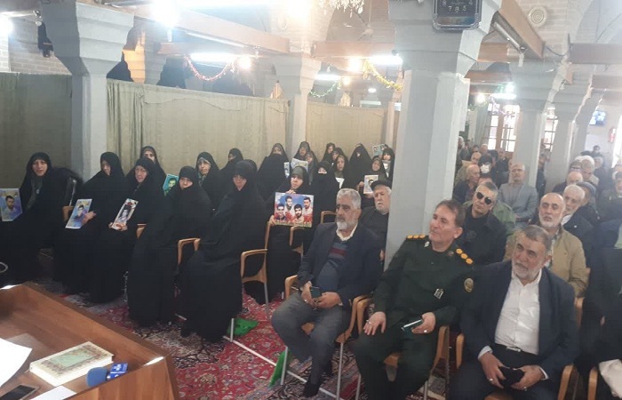 خانوادههای دو شهید انقلاب اسلامی در قزوین تجلیل شدند خانوادههای دو شهید انقلاب اسلامی در قزوین تجلیل شدند