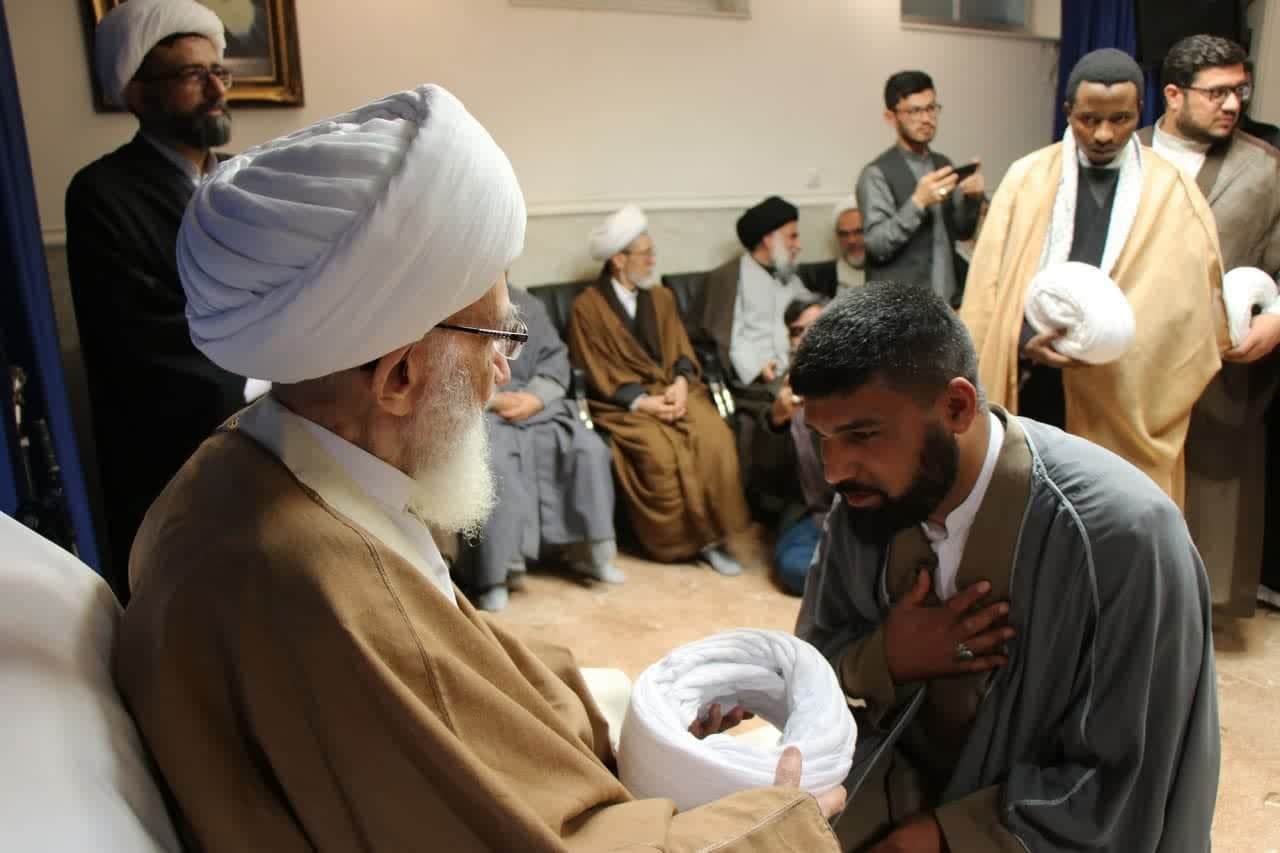 عمامه گذاری در بیت آیت الله نوری همدانی عمامه گذاری در بیت آیت الله نوری همدانی