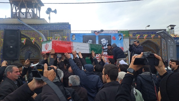  	    		مهمانی لاله ها  همراه با تشییع پیکر دو شهید در اصفهان 	    	