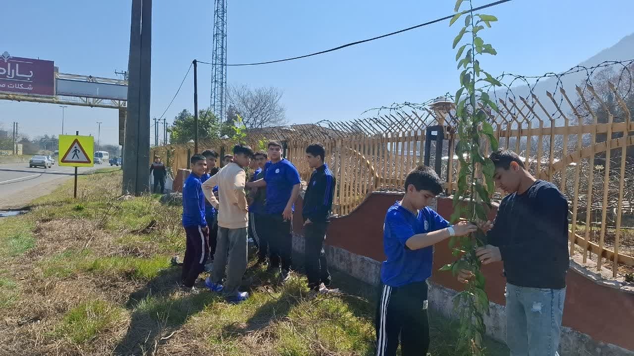 ملیپوشان نونهال جودو؛ ادای احترام به شهدا و غرس درخت به نام آنان ملیپوشان نونهال جودو؛ ادای احترام به شهدا و غرس درخت به نام آنان