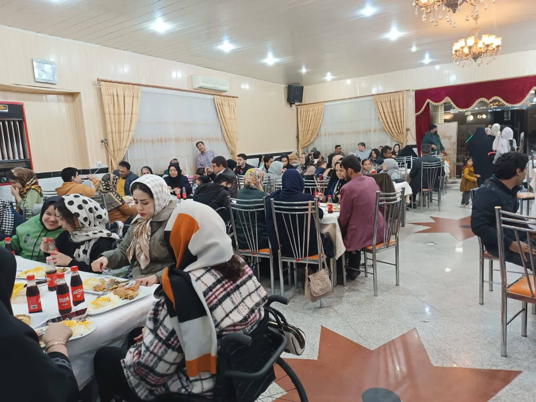 ضیافت افطاری معلولان نیشابوری به همت چند توانجوی خیّر