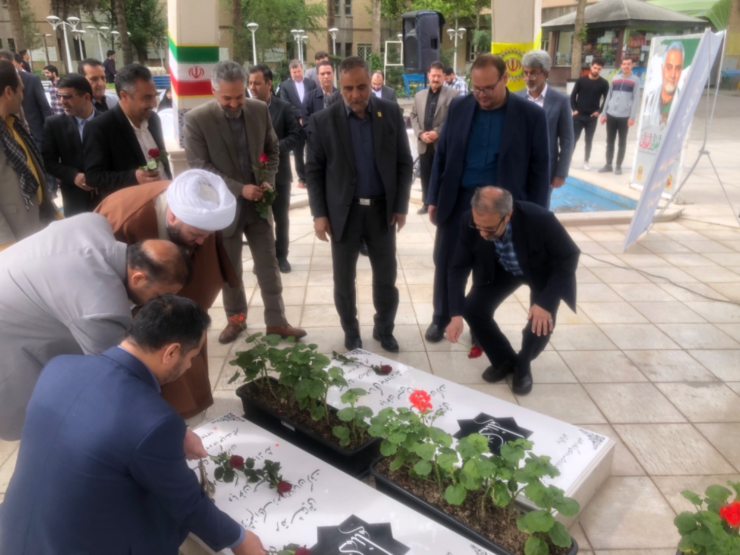 غبارروبی و عطرافشانی گلزار شهدای گمنام دانشگاه فرهنگیان مشهد غبارروبی و عطرافشانی گلزار شهدای گمنام دانشگاه فرهنگیان مشهد