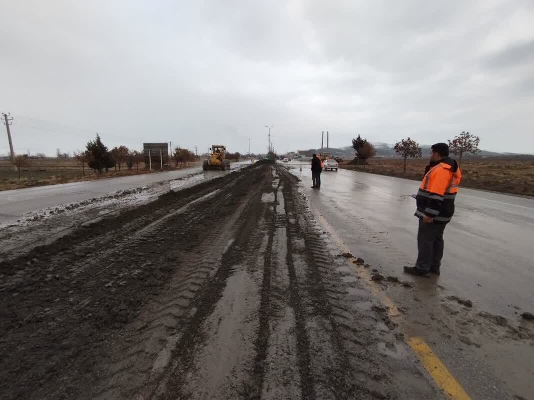 ادامه عملیات هدایت آبهای سطحی و رفع آبگرفتگی در محورهای مواصلاتی همدان ادامه عملیات هدایت آبهای سطحی و رفع آبگرفتگی در محورهای مواصلاتی همدان