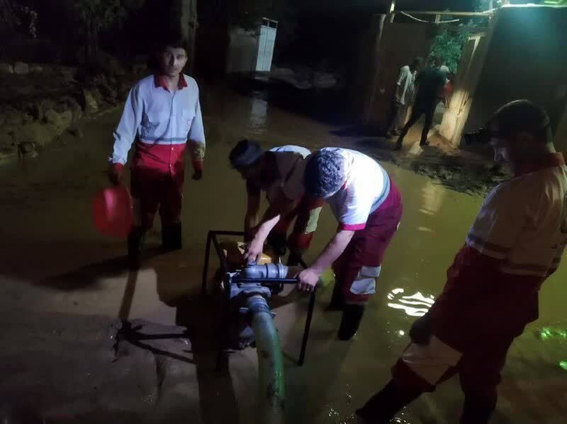 امداد رسانی به خانوادههای گرفتار شده در سیل امداد رسانی به خانوادههای گرفتار شده در سیل