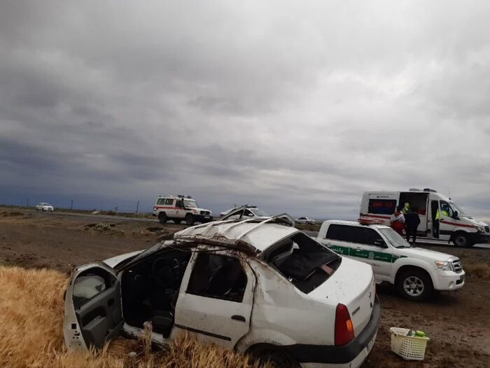 یک جانباخته و چهار مصدوم بر اثرواژگونی خودرو در رابُر