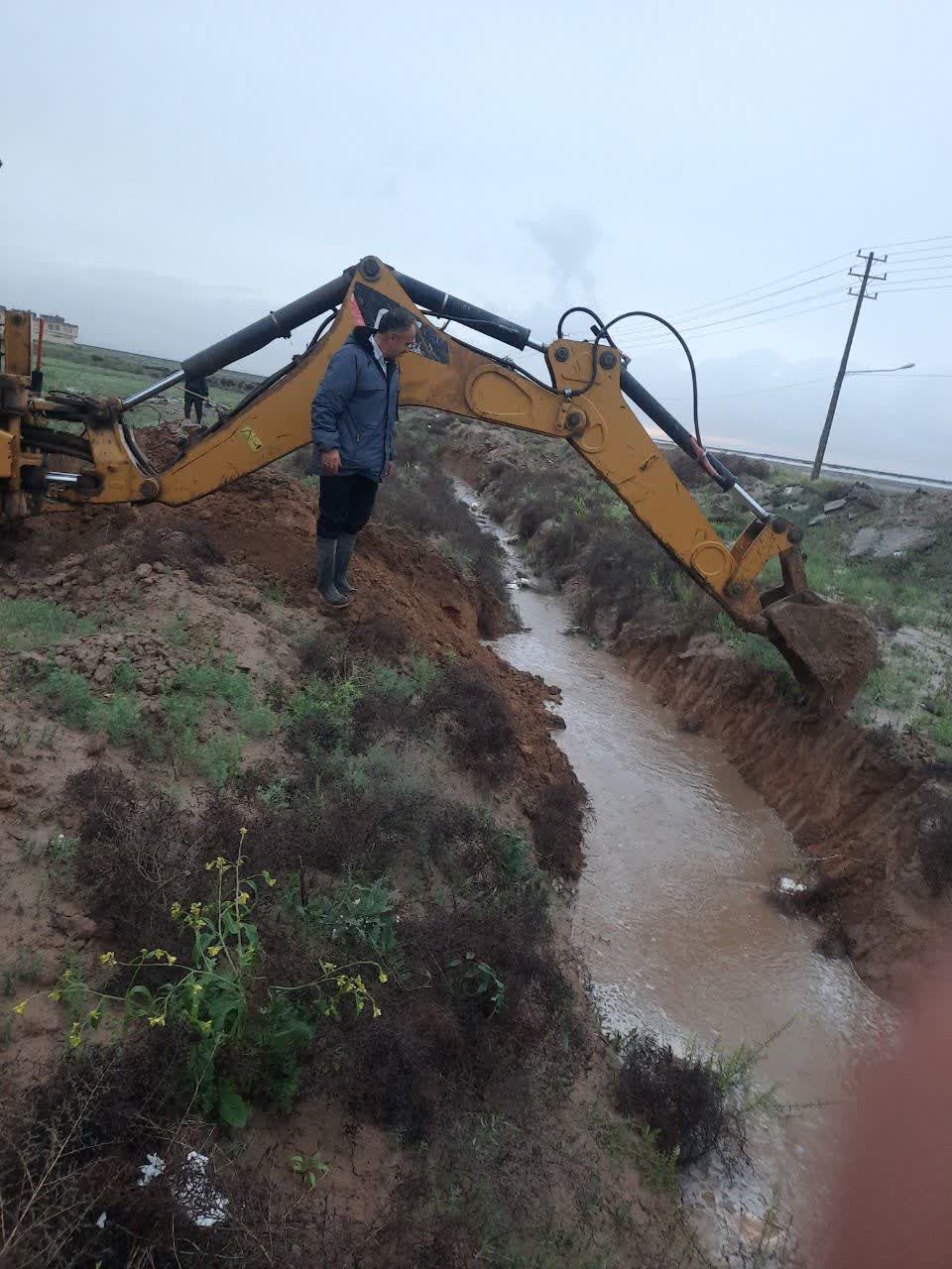 رفع آب گرفتگی در پی جاری شدن سیلاب در بخش رضویه مشهد