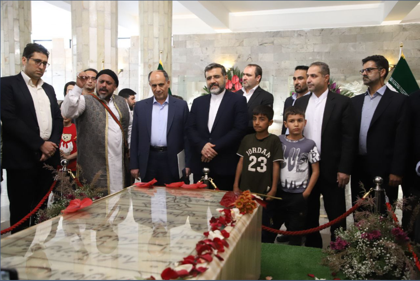 گلباران آرامگاه فردوسی در سالروز بزرگداشت این شاعر نامدار ایرانی گلباران آرامگاه فردوسی در سالروز بزرگداشت این شاعر نامدار ایرانی