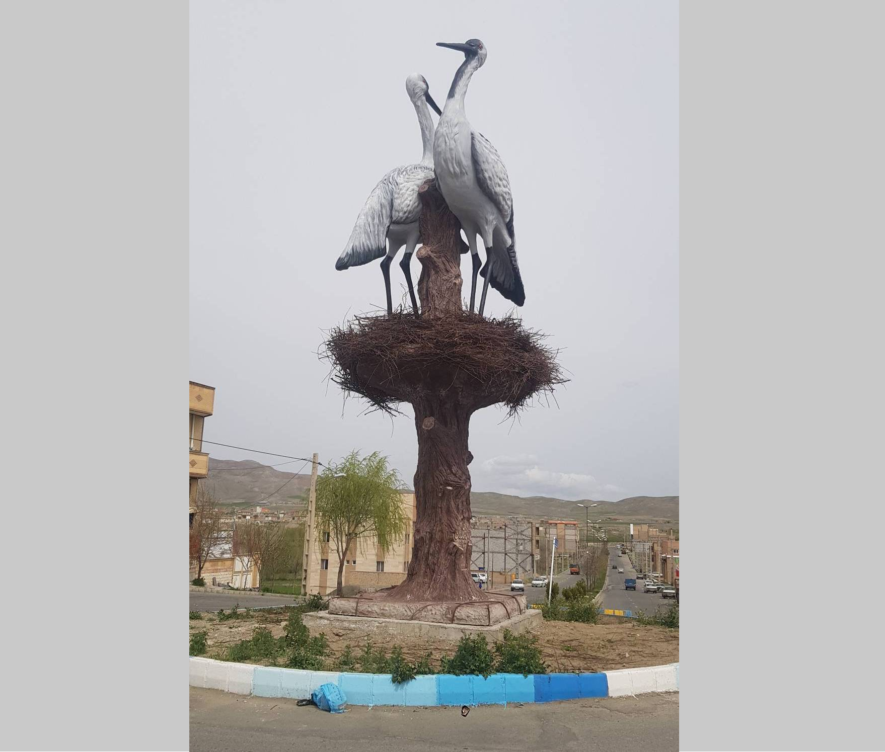 نصب تندیس گونه درنا به مناسبت هفته زمین پاک در چالدران