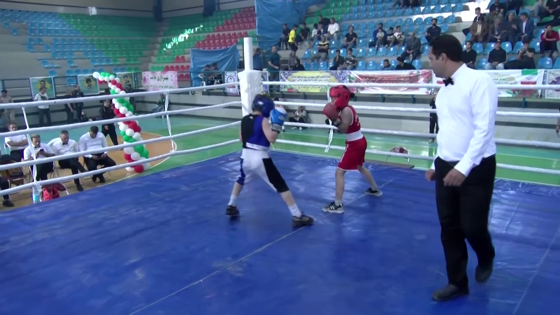 مسابقات بوکس در ملایر در حال برگزاری است مسابقات بوکس در ملایر در حال برگزاری است
