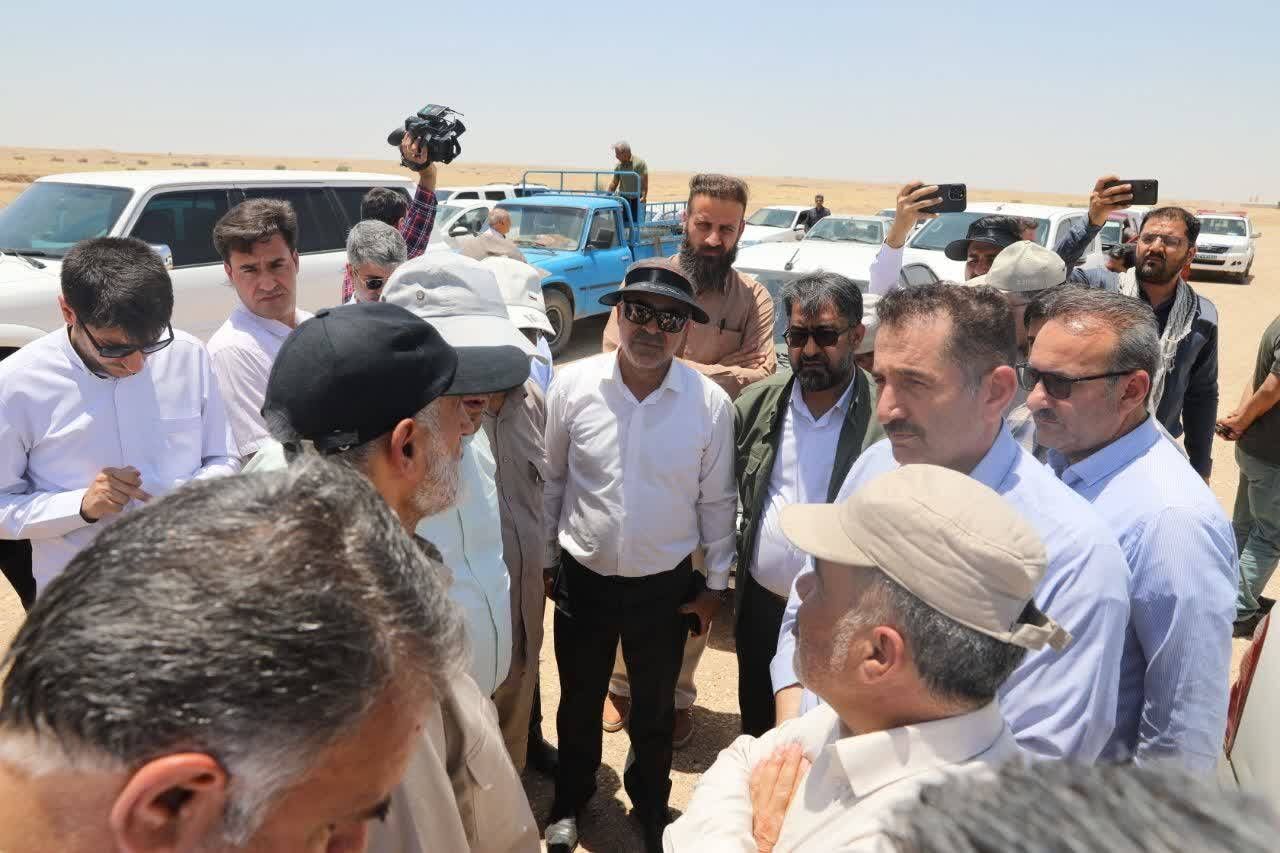 پارکینگ خصوصی پایانه مرزی مهران در اسرع وقت آسفالت شود