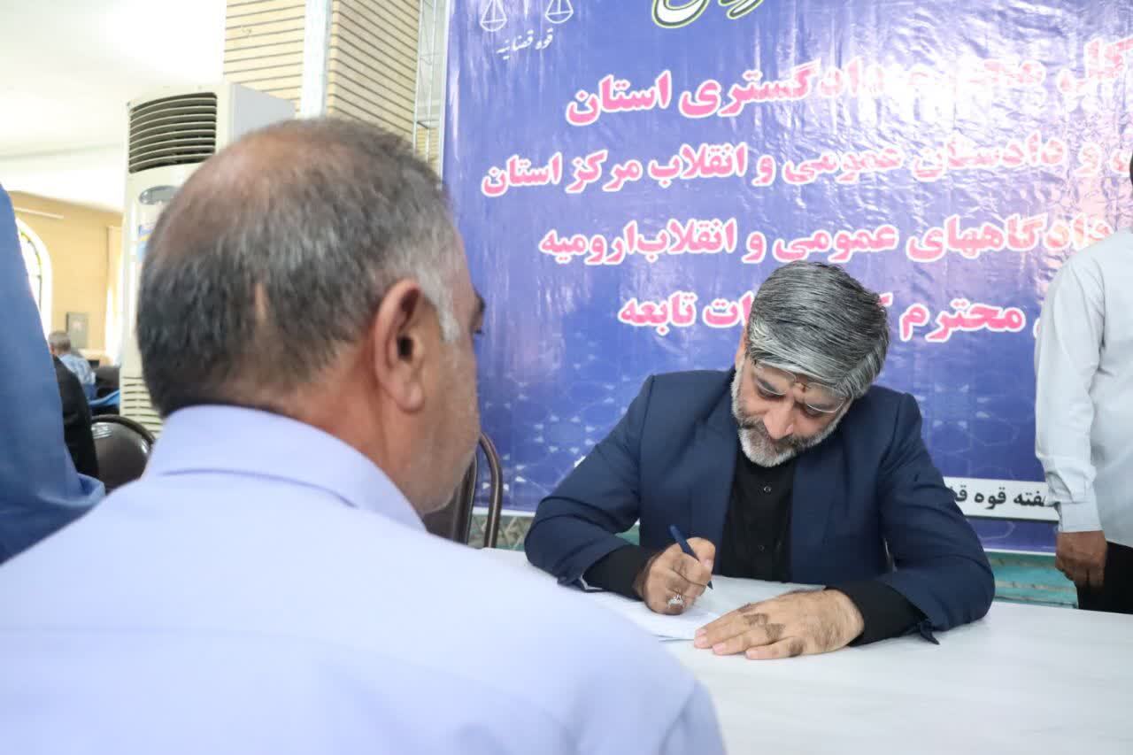 برپایی بیش از ۲۵ میز خدمت در مصلاهای ارومیه و حوزههای قضایی آذربایجان غربی برپایی بیش از ۲۵ میز خدمت در مصلاهای ارومیه و حوزههای قضایی آذربایجان غربی