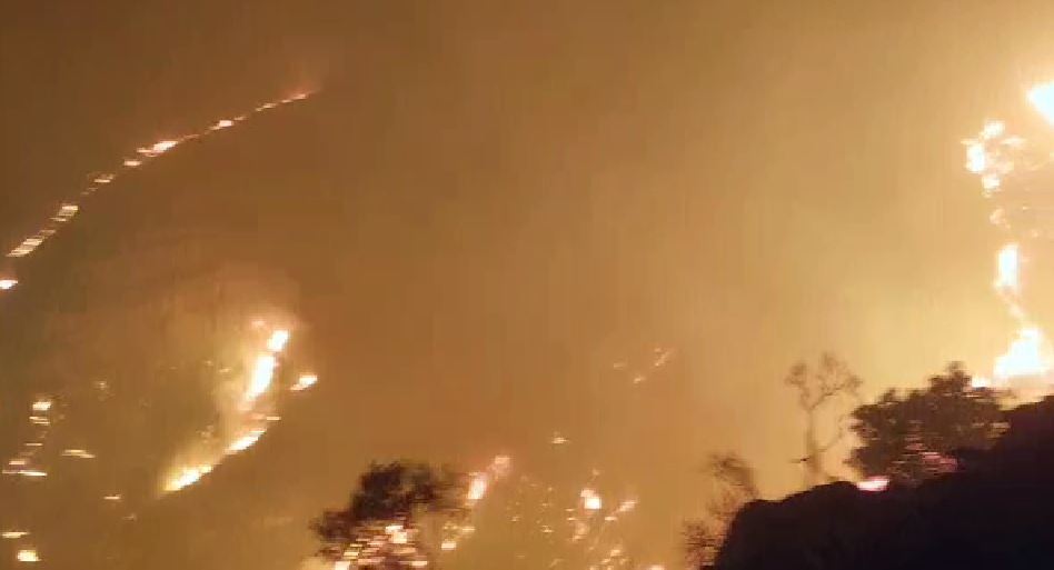 شعلههای آتش در خائیز همچنان فوران است شعلههای آتش در خائیز همچنان فوران است