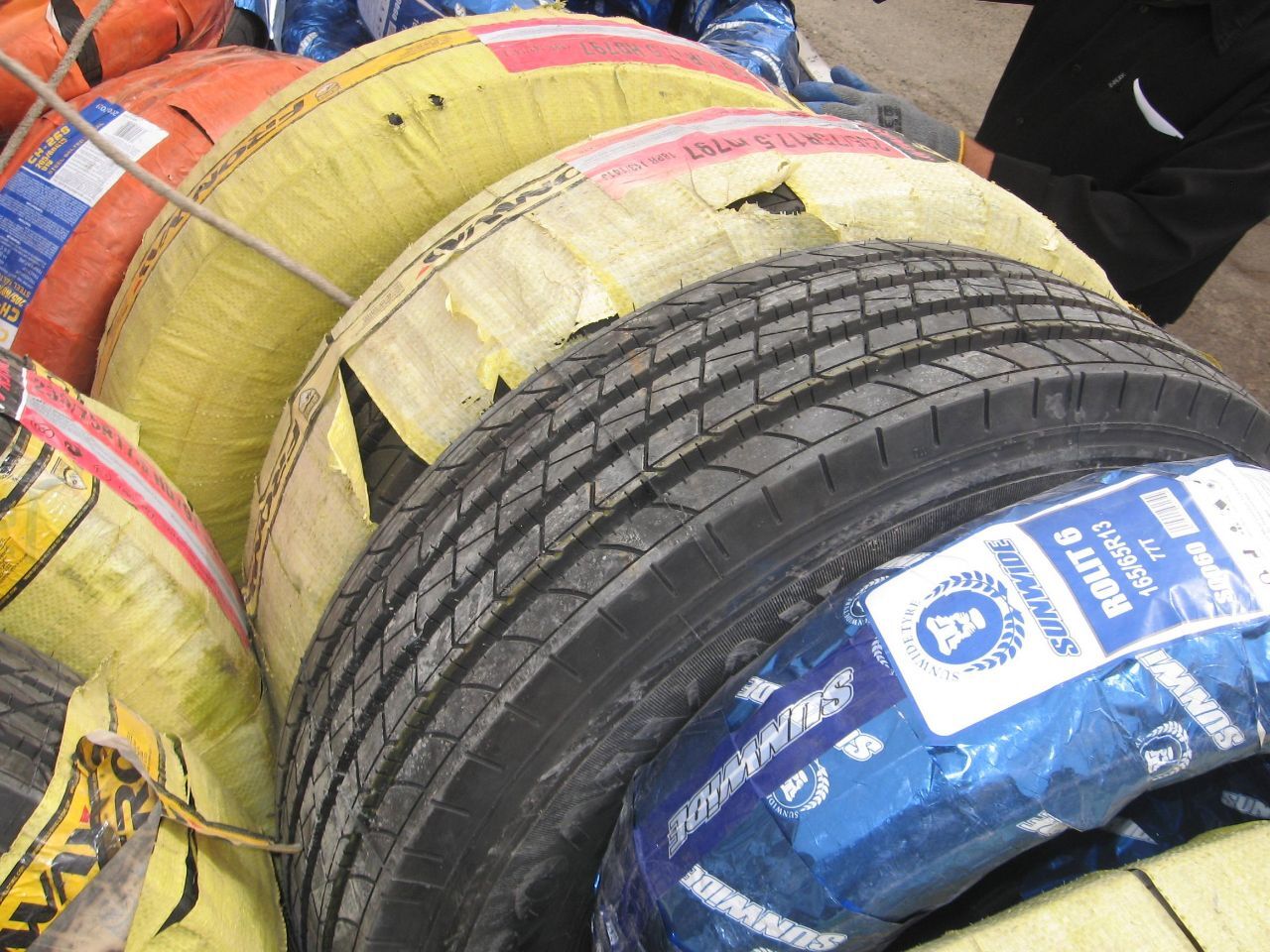 کشف لاستیکهای احتکار شده در بندرانزلی کشف لاستیکهای احتکار شده در بندرانزلی