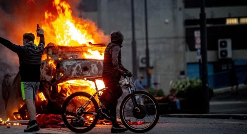 شبکههای اجتماعی باید علیه آشوبگران مجازی اقدام کنند شبکههای اجتماعی باید علیه آشوبگران مجازی اقدام کنند