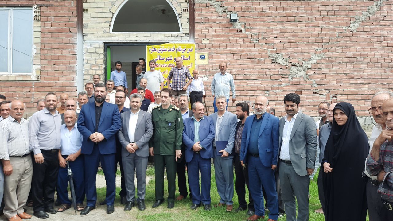 آیین نصب نخستین پلاک هوشمند کُدپستی در روستای اسطلخ زیر بخش شاندرمن