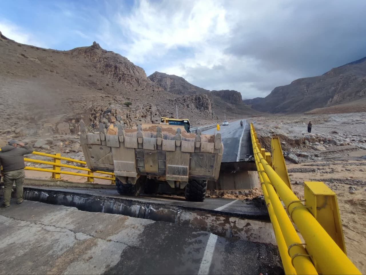 بلا تکلیفی پل شکستهی کنجکوه و بی توجهی مسئولان بلا تکلیفی پل شکستهی کنجکوه و بی توجهی مسئولان