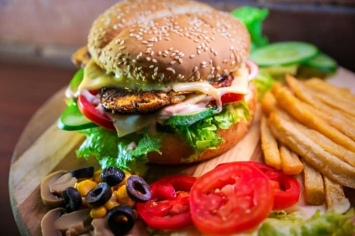 علت خواب آلودگی بعد از غذا خوردن علت خواب آلودگی بعد از غذا خوردن