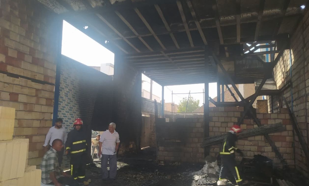 نجات دو کارگر نیشابوری از میان شعلههای آتش نجات دو کارگر نیشابوری از میان شعلههای آتش