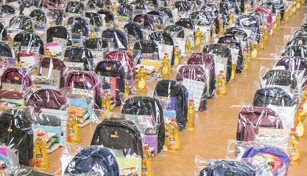 توزیع بستههای تحصیلی بین دانش آموزان نیازمند هرمزگان توزیع بستههای تحصیلی بین دانش آموزان نیازمند هرمزگان