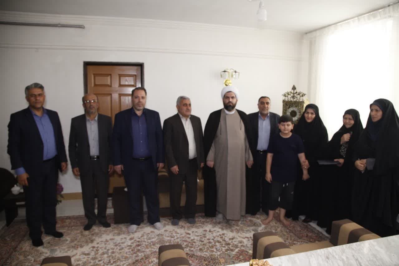 دیدار با خانواده شهدا روحیه خدمتگزاری در مسئولان را تقویت میکند دیدار با خانواده شهدا روحیه خدمتگزاری در مسئولان را تقویت میکند