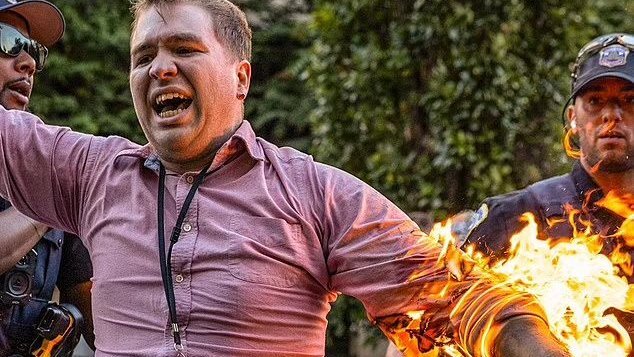 خودسوزی حامی غزه و لبنان مقابل کاخ سفید