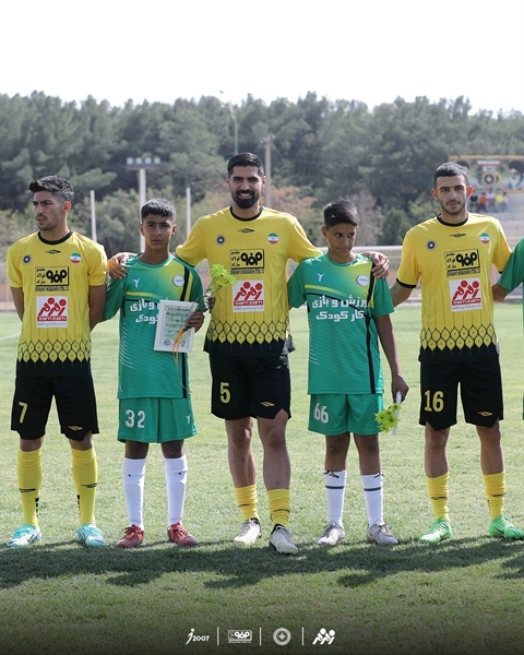 مهرآورد کودکان کار اصفهان با حضور بازیکنان سپاهان و ذوب آهن مهرآورد کودکان کار اصفهان با حضور بازیکنان سپاهان و ذوب آهن