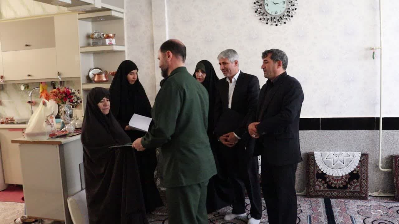 دیدار و تجلیل از خانوادههای معظم شهدا در تکاب دیدار و تجلیل از خانوادههای معظم شهدا در تکاب