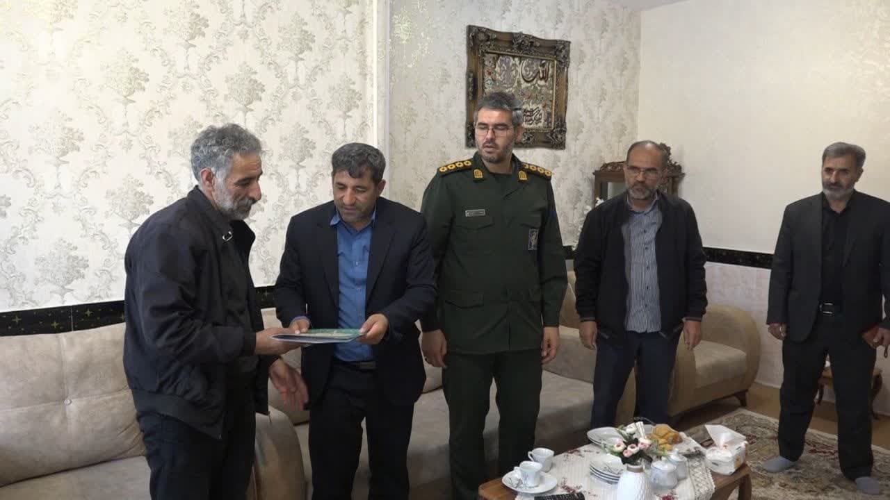 دیدار و تجلیل از خانوادههای شهدادر تکاب دیدار و تجلیل از خانوادههای شهدادر تکاب