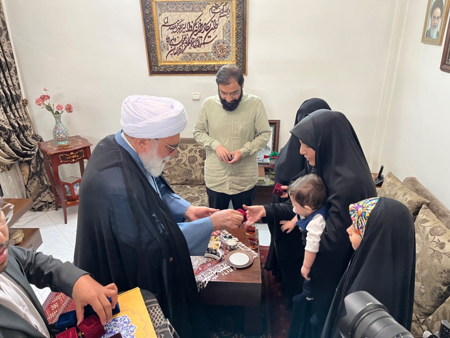 دیدار تولیت آستان قدس رضوی با خانواده های شهدای وحدت دیدار تولیت آستان قدس رضوی با خانواده های شهدای وحدت