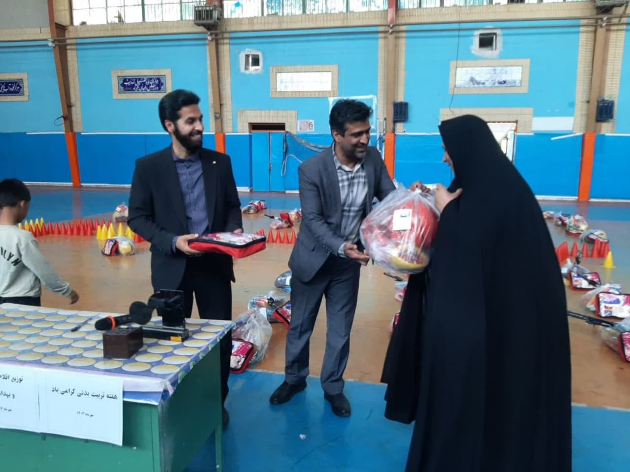 توزیع اقلام ورزشی و بهداشتی در بین مدارس بردسکن