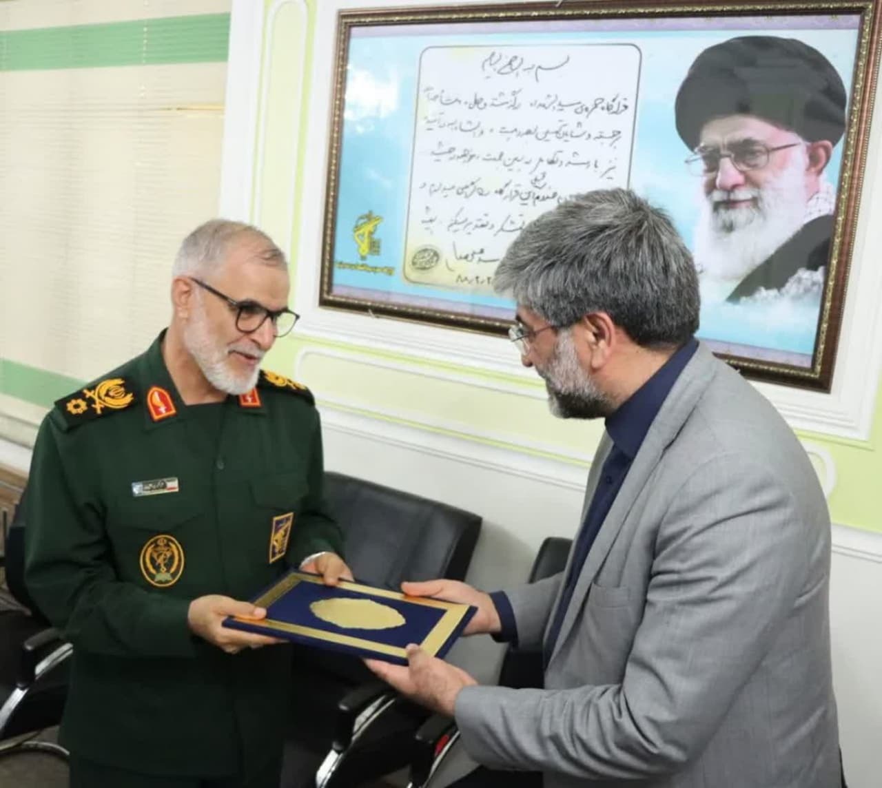 دیدار مدیران ارشد قضایی آذربایجان غربی با فرمانده قرارگاه حمزه سیدالشهداء دیدار مدیران ارشد قضایی آذربایجان غربی با فرمانده قرارگاه حمزه سیدالشهداء