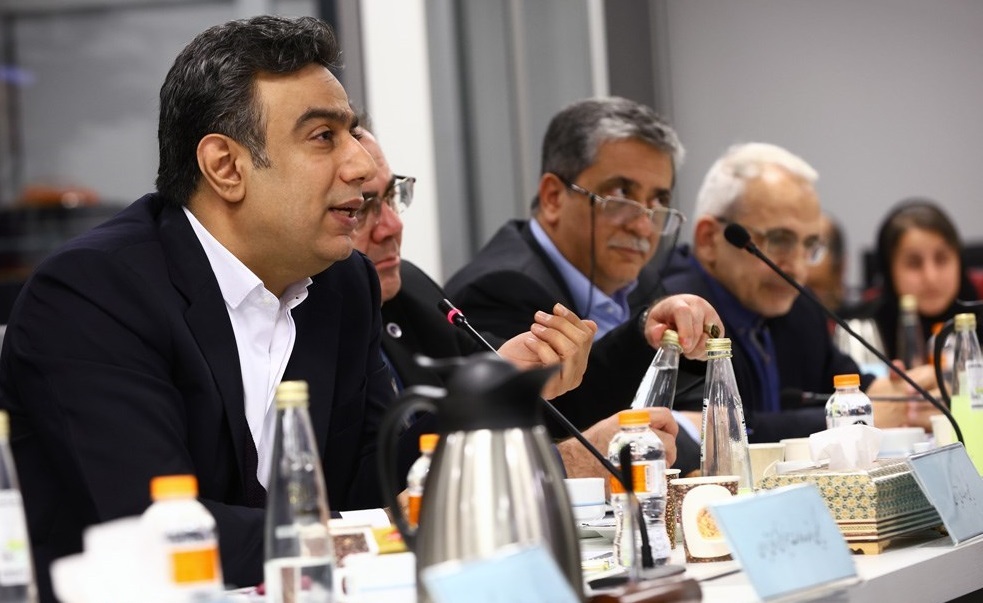 همتی، هدف دولت مقررات زدایی در تجارت است