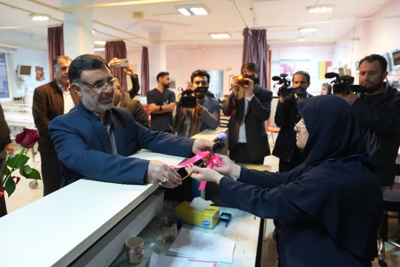 تجلیل از تلاشهای شبانه روزی پرستاران و کادر درمان در ارومیه تجلیل از تلاشهای شبانه روزی پرستاران و کادر درمان در ارومیه