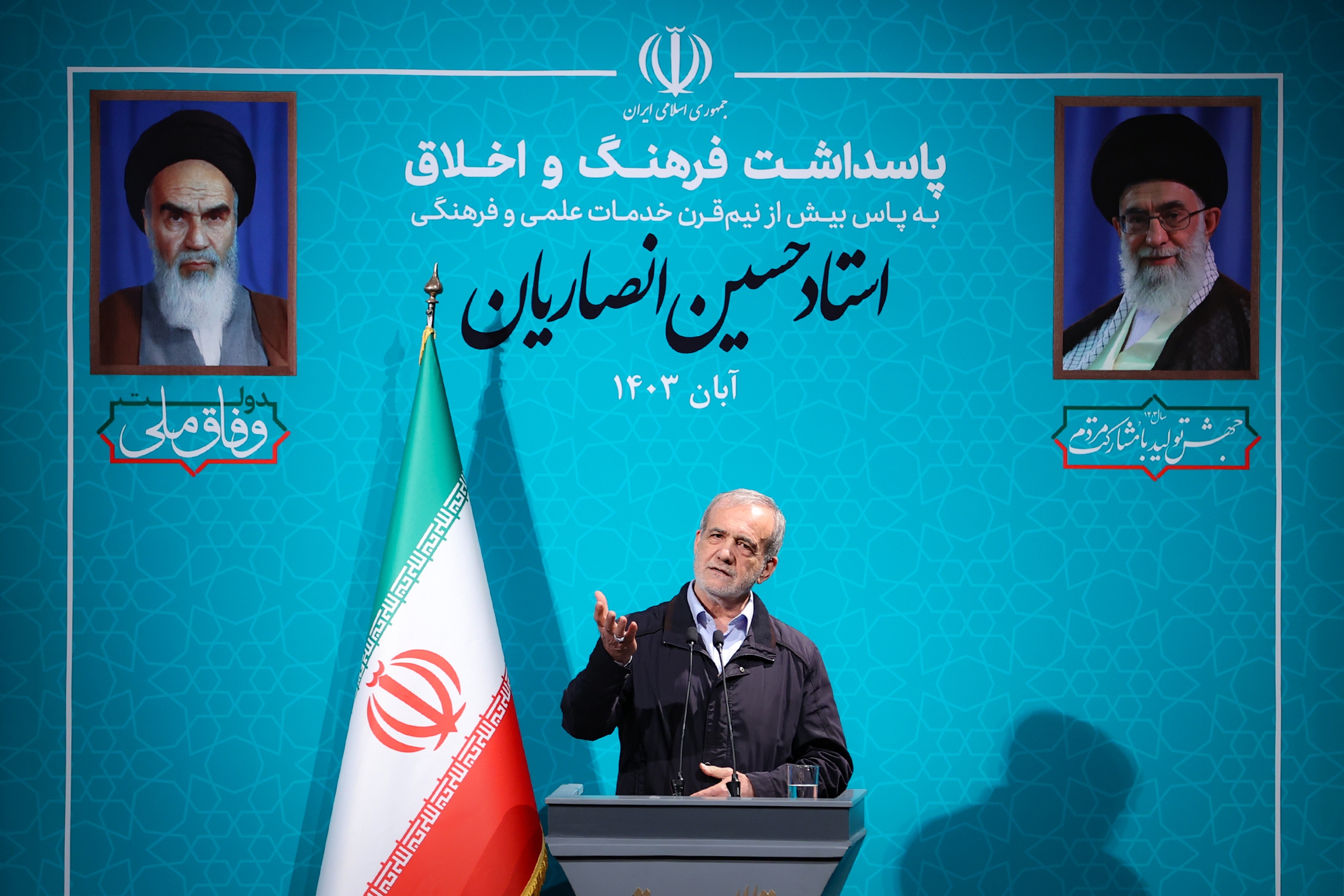 رفتار استاد انصاریان بیشتر از سخن ایشان مردم را جذب میکند رفتار استاد انصاریان بیشتر از سخن ایشان مردم را جذب میکند