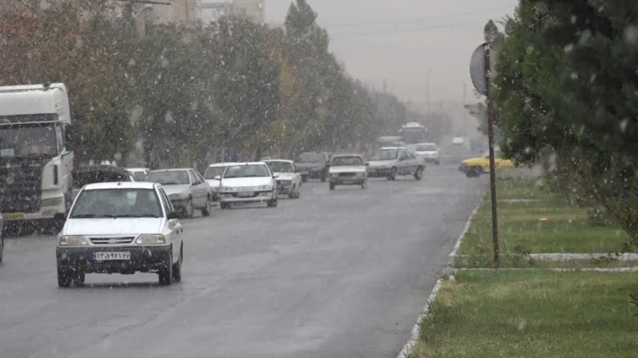 شادی تکابی ها از بارش نخستین برف پاییزی شادی تکابی ها از بارش نخستین برف پاییزی