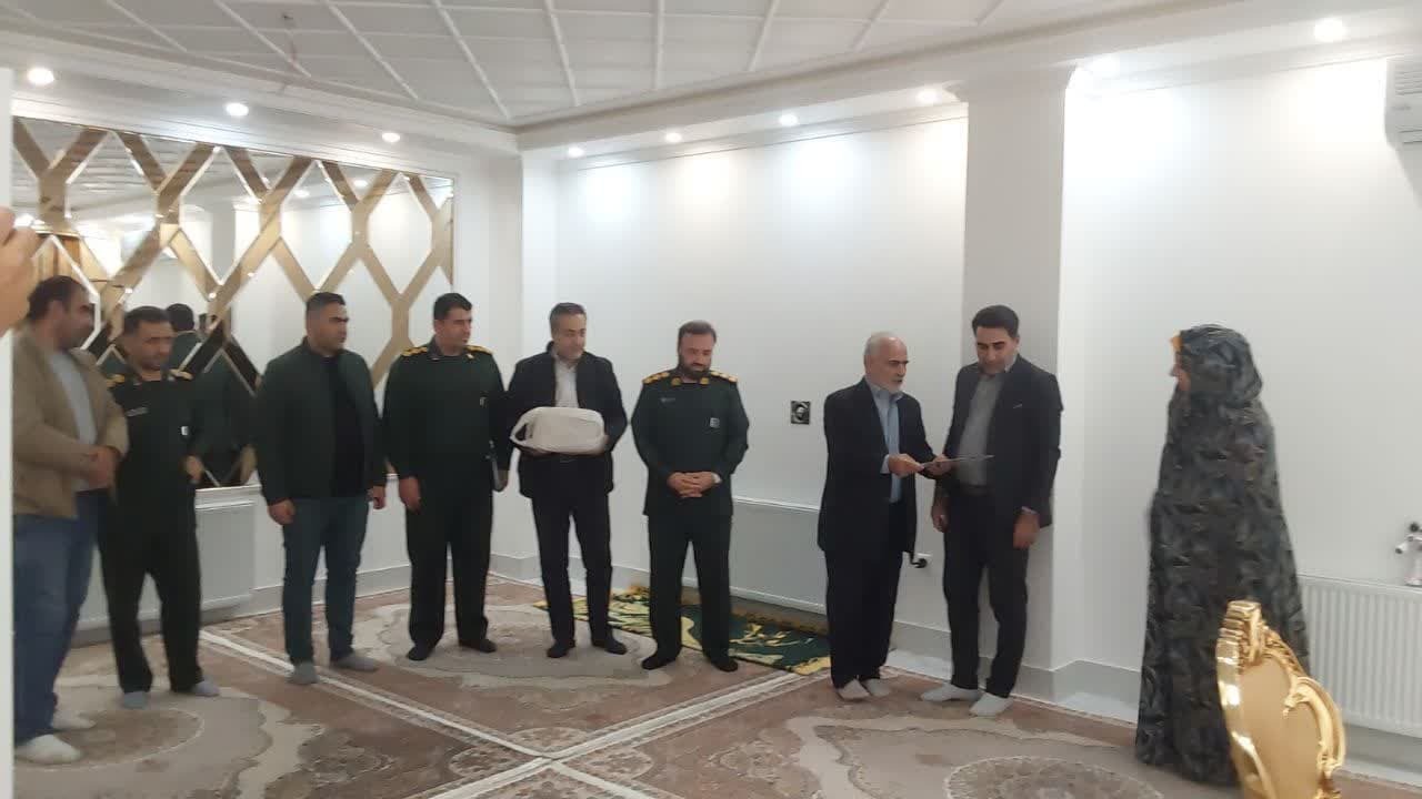 تجلیل از خانواده سردار شهید رضا الماسی در بوکان تجلیل از خانواده سردار شهید رضا الماسی در بوکان