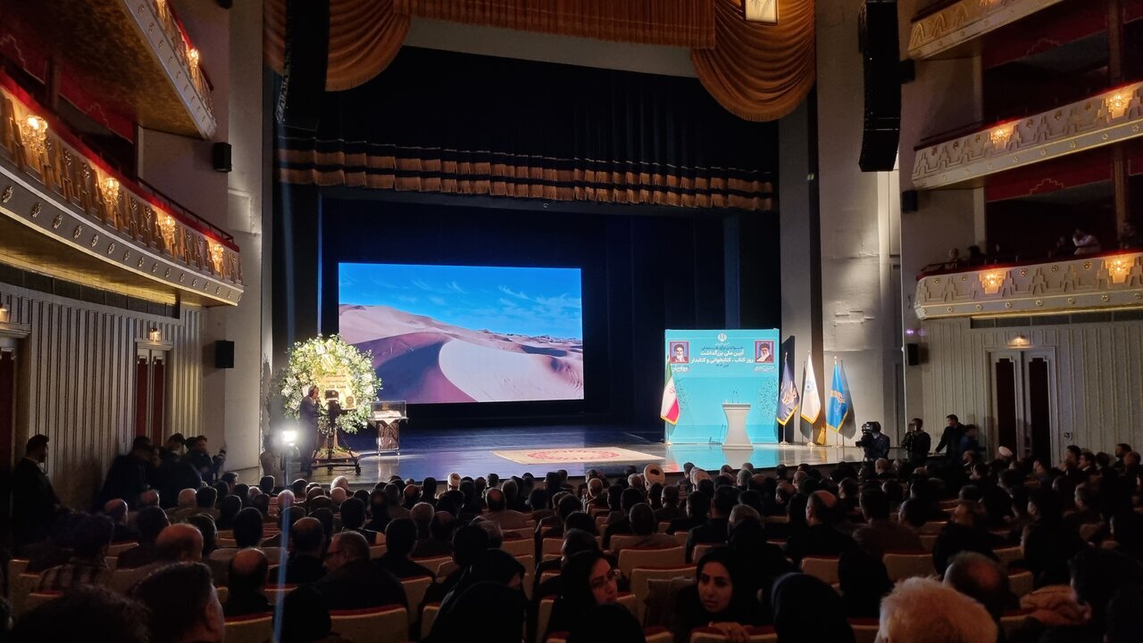 معرفی برگزیدگان عرصه کتاب و کتابخانههای عمومی معرفی برگزیدگان عرصه کتاب و کتابخانههای عمومی