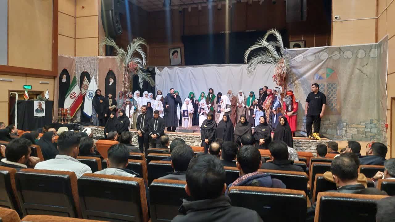 روی صحنه رفتن  تئاتر یاس کبود علی (ع) با بیش از ۶۰ نفر از بازیگران و عوامل اجرایی روی صحنه رفتن  تئاتر یاس کبود علی (ع) با بیش از ۶۰ نفر از بازیگران و عوامل اجرایی