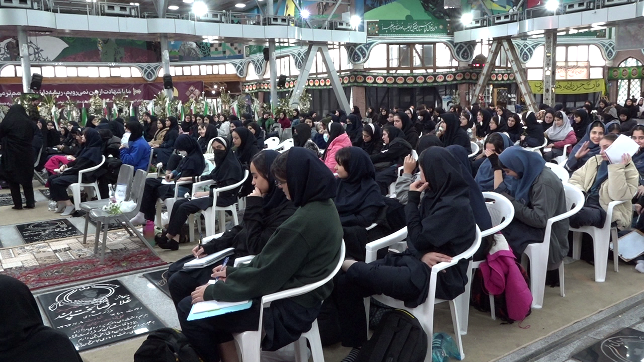 آموزش عملی آمادگی دفاعی دانش آموزان در گلزار شهدا