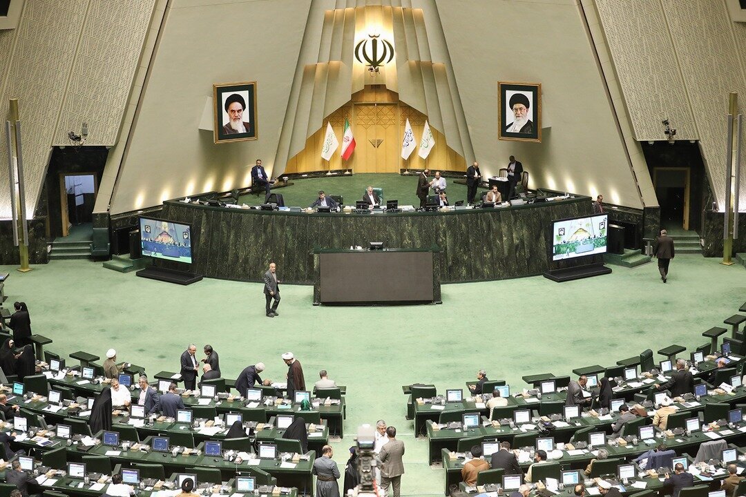 * حقوق کارمندان تا 24 میلیون تومان از مالیات معاف شد * حقوق کارمندان تا 24 میلیون تومان از مالیات معاف شد