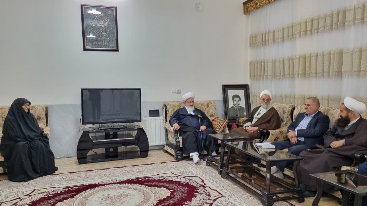 تکریم مادران و همسران شهدا در یزد تکریم مادران و همسران شهدا در یزد