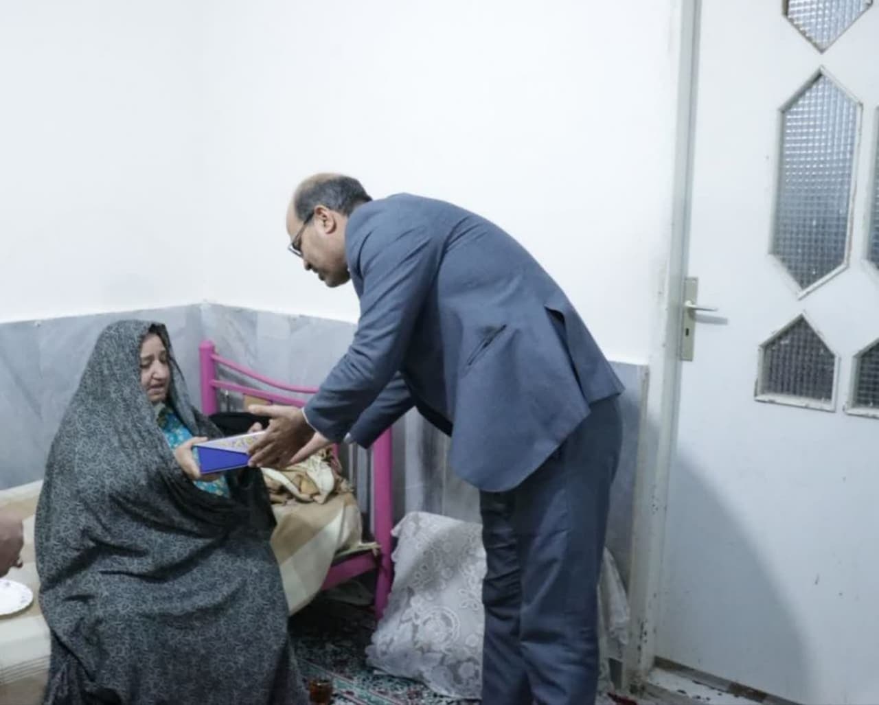 تکریم همسر و مادر شهیدان زارع زردینی و زارع بیدکی در مهریز