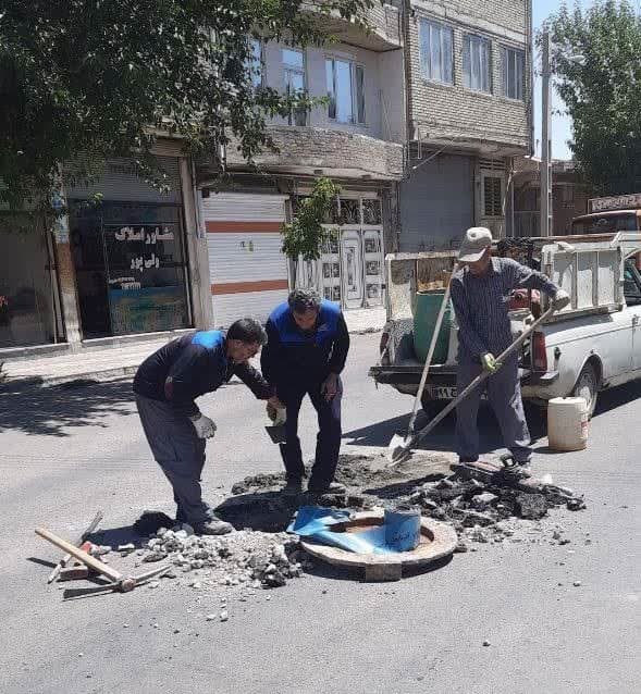 همسطح سازی منهولهای فاضلاب غیر همسطح در میاندوآب همسطح سازی منهولهای فاضلاب غیر همسطح در میاندوآب